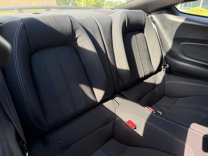 Ford Mustang Vehicle Full-screen Gallery Image 12