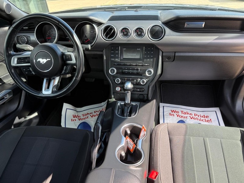 Ford Mustang Vehicle Full-screen Gallery Image 13