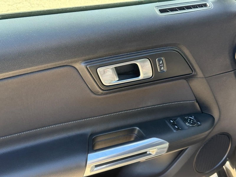 Ford Mustang Vehicle Full-screen Gallery Image 18