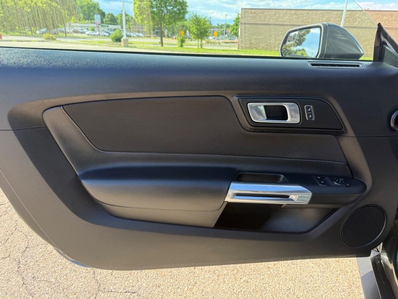 Ford Mustang Vehicle Full-screen Gallery Image 19