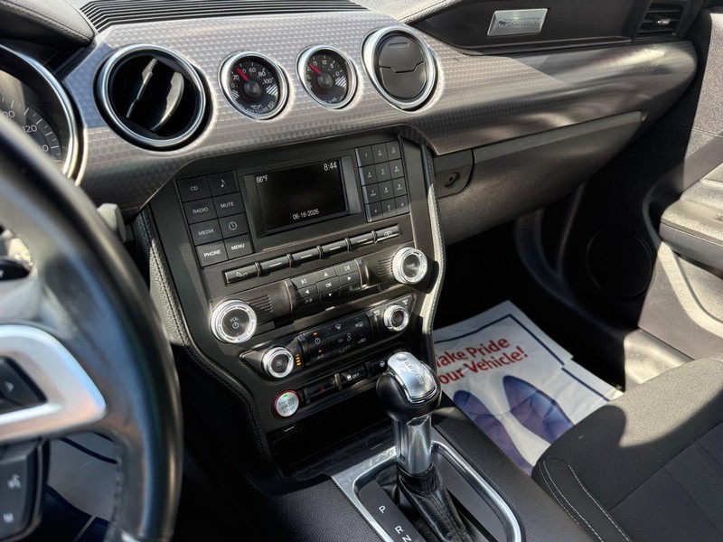 Ford Mustang Vehicle Full-screen Gallery Image 25
