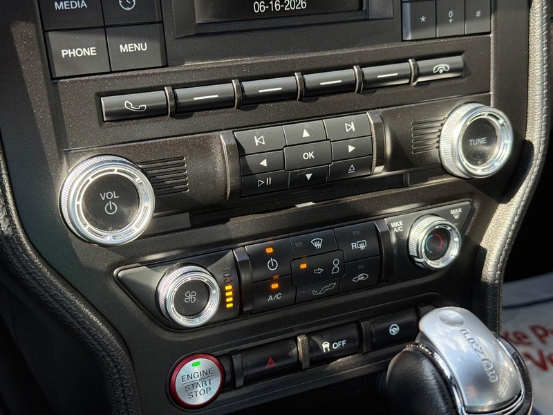 Ford Mustang Vehicle Full-screen Gallery Image 28