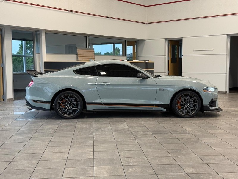 Ford Mustang Vehicle Full-screen Gallery Image 02