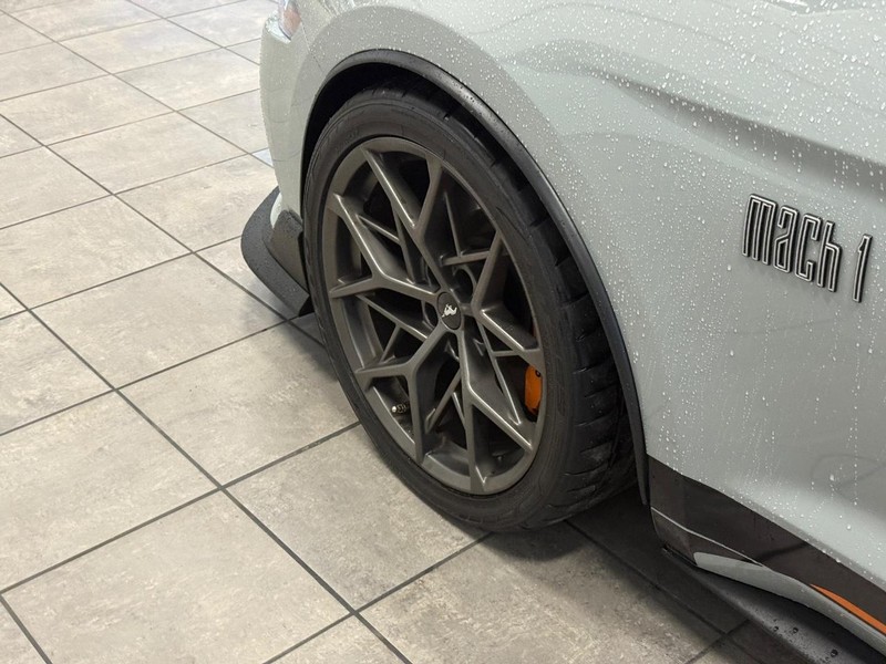 Ford Mustang Vehicle Full-screen Gallery Image 09