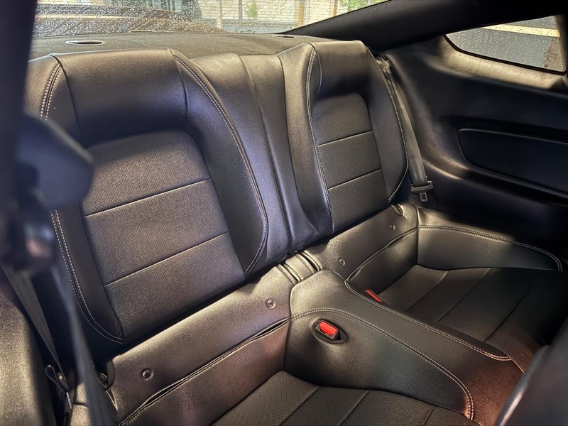 Ford Mustang Vehicle Full-screen Gallery Image 11