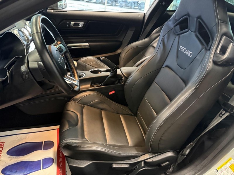 Ford Mustang Vehicle Full-screen Gallery Image 15