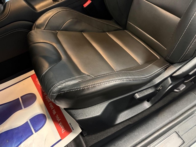 Ford Mustang Vehicle Full-screen Gallery Image 16