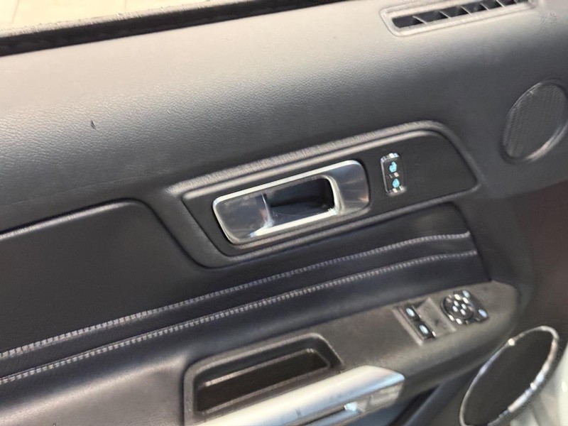 Ford Mustang Vehicle Full-screen Gallery Image 17