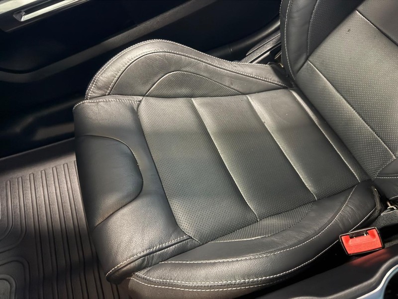 Ford Mustang Vehicle Full-screen Gallery Image 26