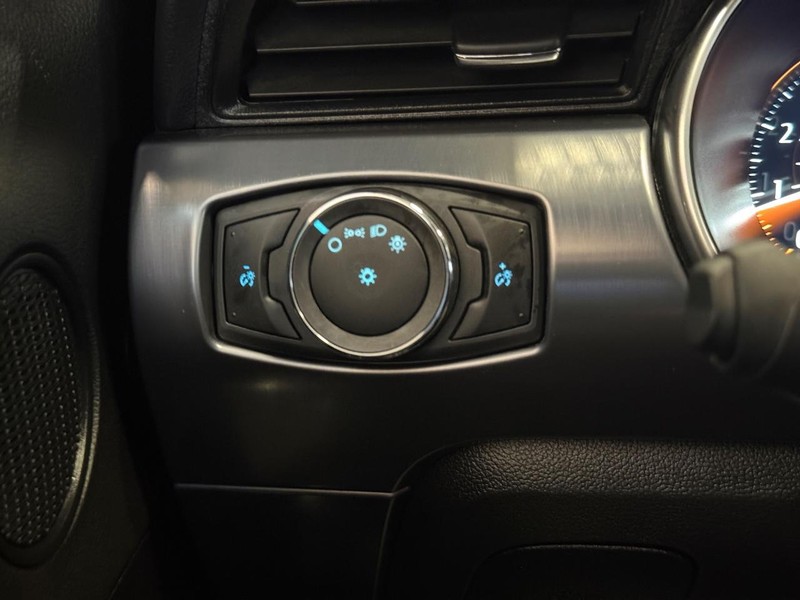 Ford Mustang Vehicle Full-screen Gallery Image 28