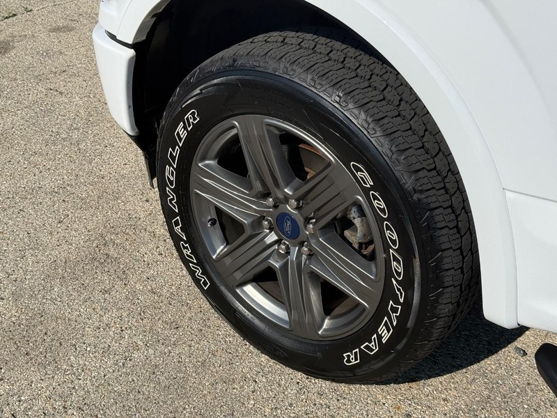 Ford F-150 Vehicle Full-screen Gallery Image 10