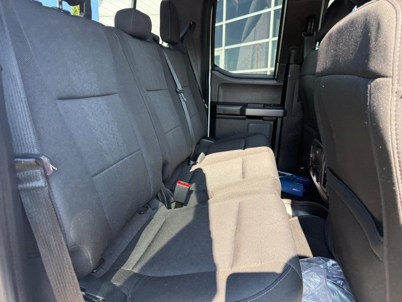 Ford F-150 Vehicle Full-screen Gallery Image 12