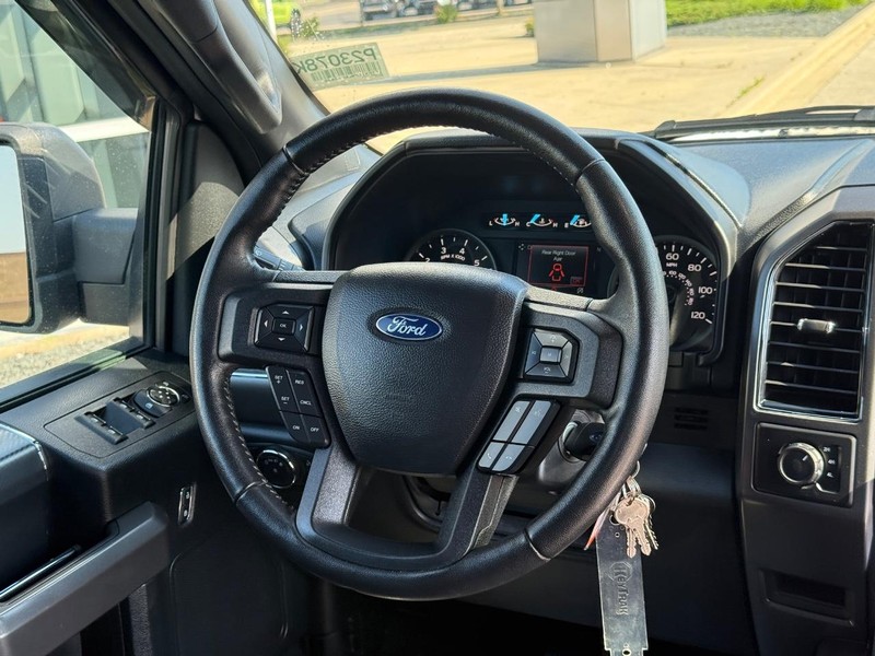 Ford F-150 Vehicle Full-screen Gallery Image 14
