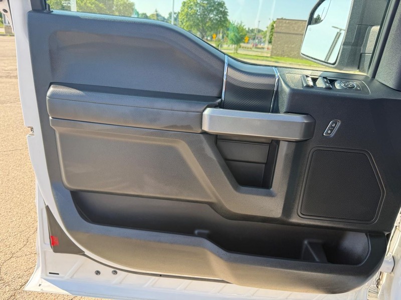 Ford F-150 Vehicle Full-screen Gallery Image 19