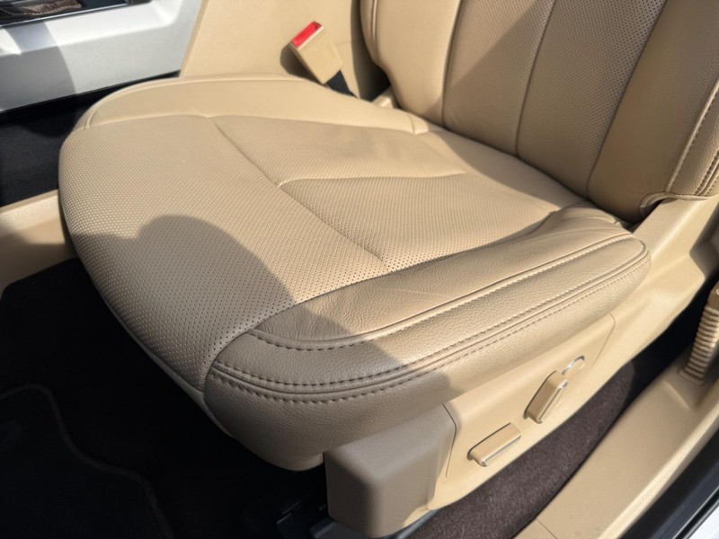 Ford F-150 Vehicle Full-screen Gallery Image 17