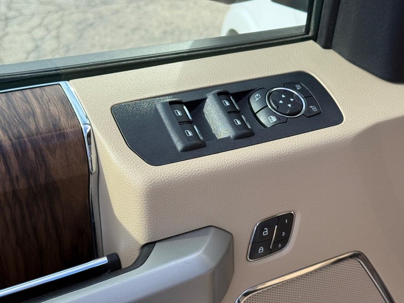 Ford F-150 Vehicle Full-screen Gallery Image 18