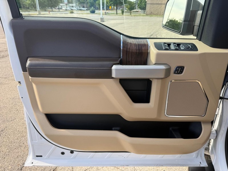 Ford F-150 Vehicle Full-screen Gallery Image 19