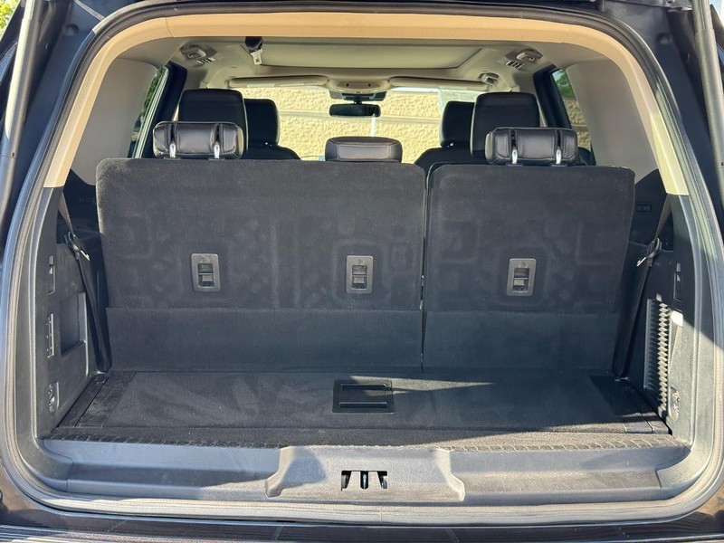 Ford Expedition Vehicle Full-screen Gallery Image 09