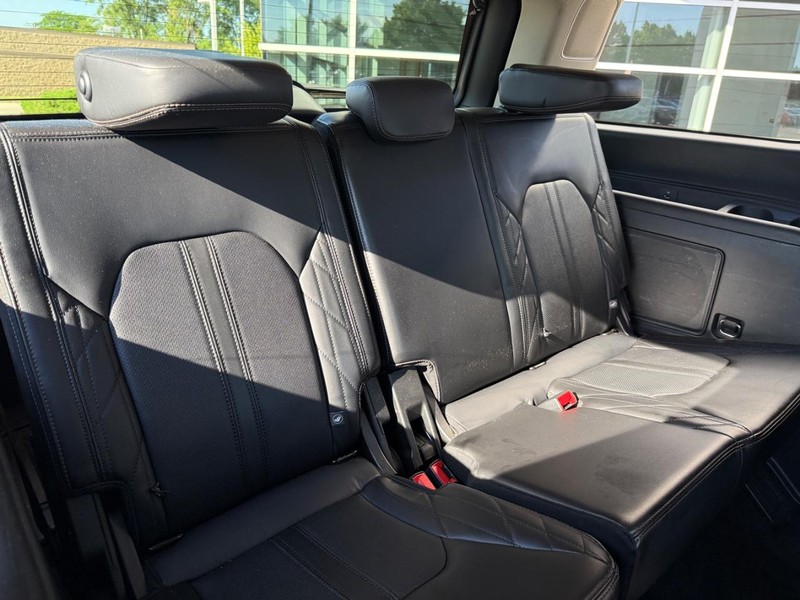 Ford Expedition Vehicle Full-screen Gallery Image 13