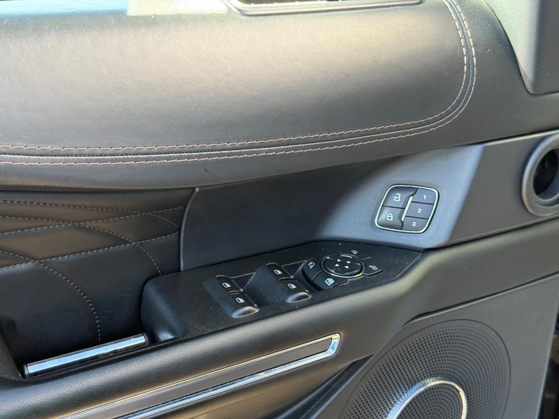 Ford Expedition Vehicle Full-screen Gallery Image 19