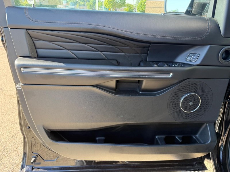 Ford Expedition Vehicle Full-screen Gallery Image 20