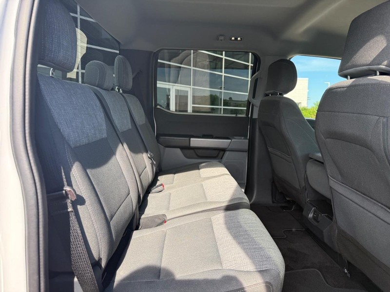 Ford F-150 Vehicle Full-screen Gallery Image 12
