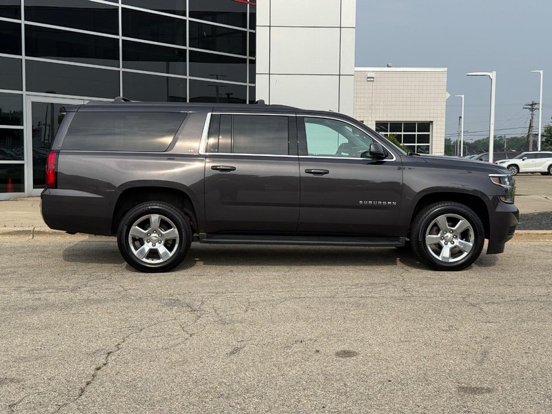 Chevrolet Suburban Vehicle Full-screen Gallery Image 02