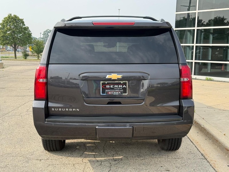 Chevrolet Suburban Vehicle Full-screen Gallery Image 04