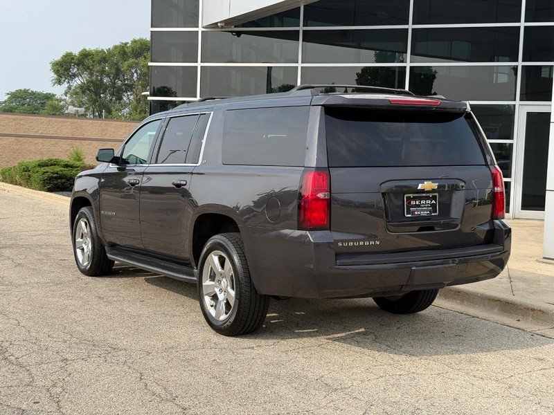 Chevrolet Suburban Vehicle Full-screen Gallery Image 05