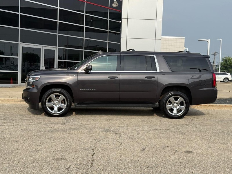 Chevrolet Suburban Vehicle Full-screen Gallery Image 06