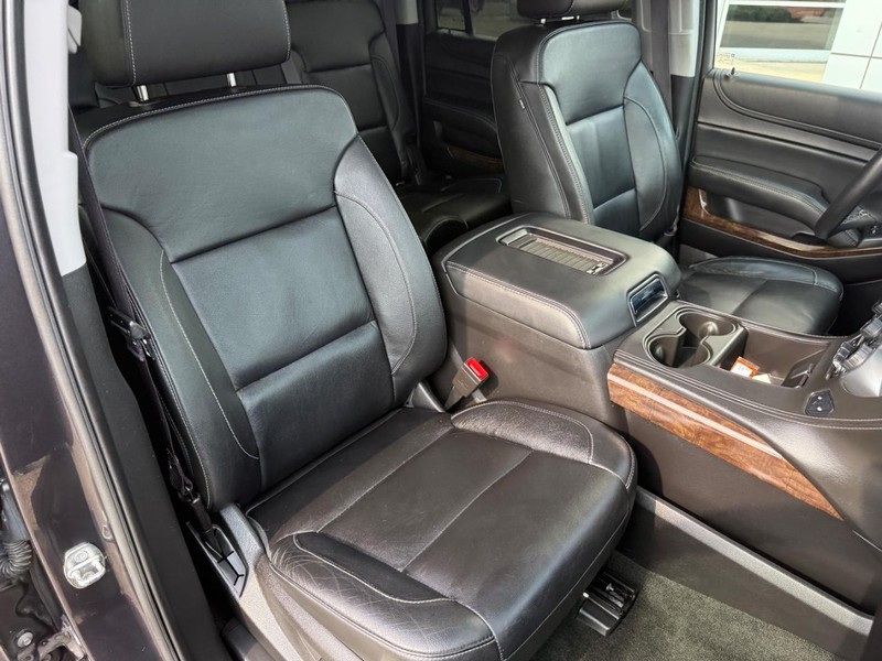 Chevrolet Suburban Vehicle Full-screen Gallery Image 11