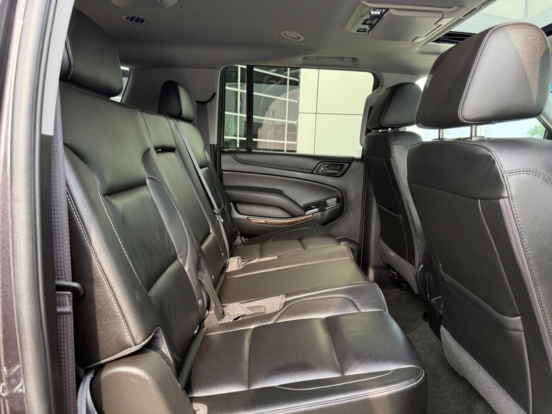 Chevrolet Suburban Vehicle Full-screen Gallery Image 12