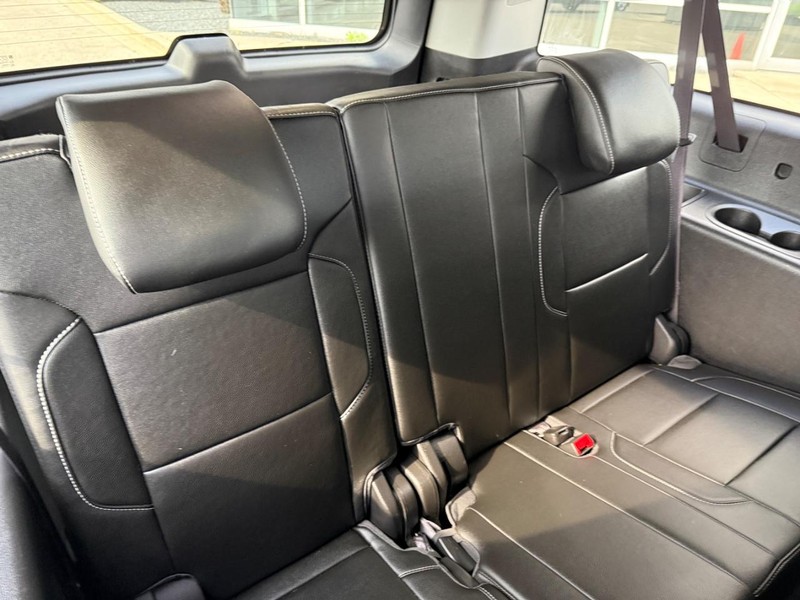 Chevrolet Suburban Vehicle Full-screen Gallery Image 13