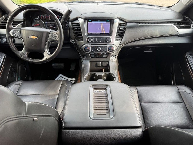 Chevrolet Suburban Vehicle Full-screen Gallery Image 14