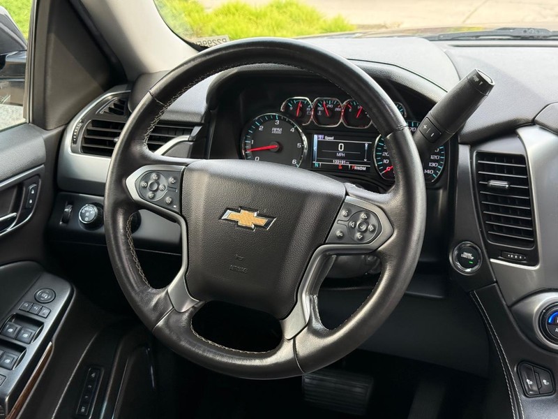Chevrolet Suburban Vehicle Full-screen Gallery Image 15