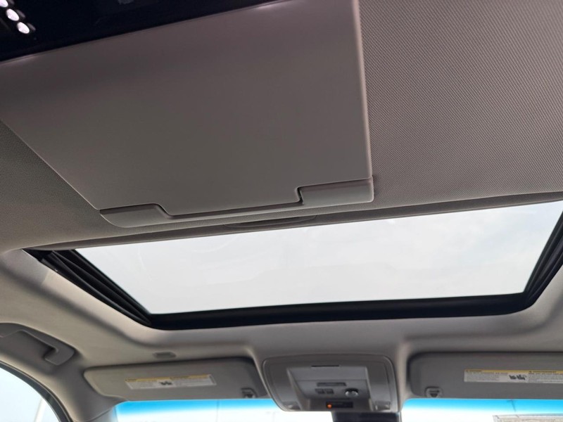 Chevrolet Suburban Vehicle Full-screen Gallery Image 16