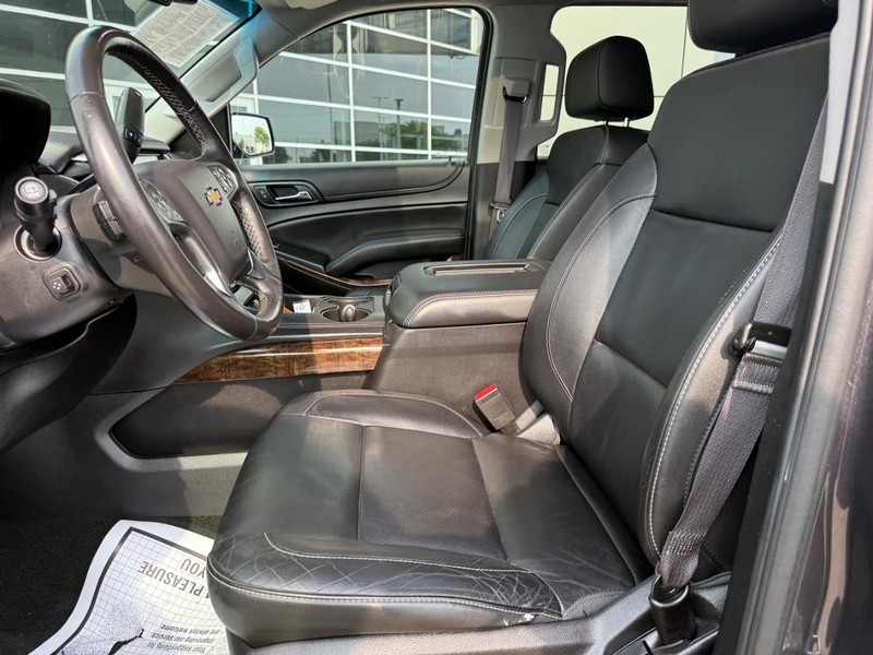Chevrolet Suburban Vehicle Full-screen Gallery Image 17