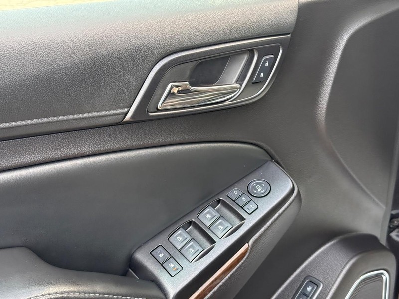 Chevrolet Suburban Vehicle Full-screen Gallery Image 19