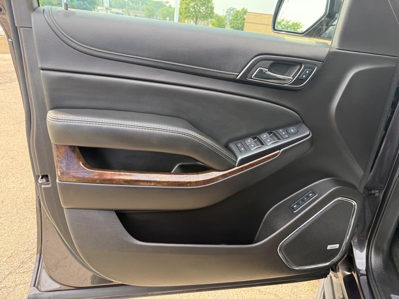 Chevrolet Suburban Vehicle Full-screen Gallery Image 20