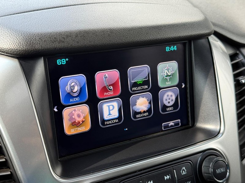 Chevrolet Suburban Vehicle Full-screen Gallery Image 24