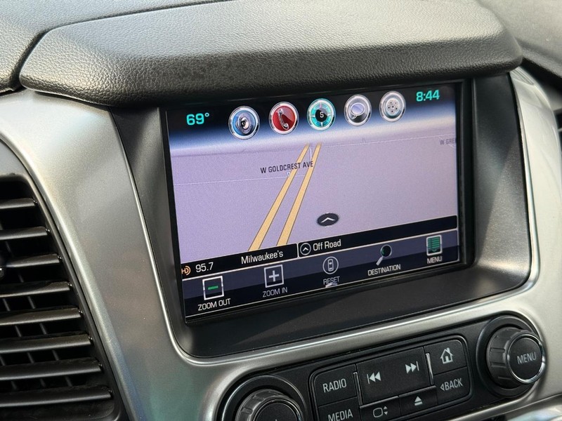 Chevrolet Suburban Vehicle Full-screen Gallery Image 25