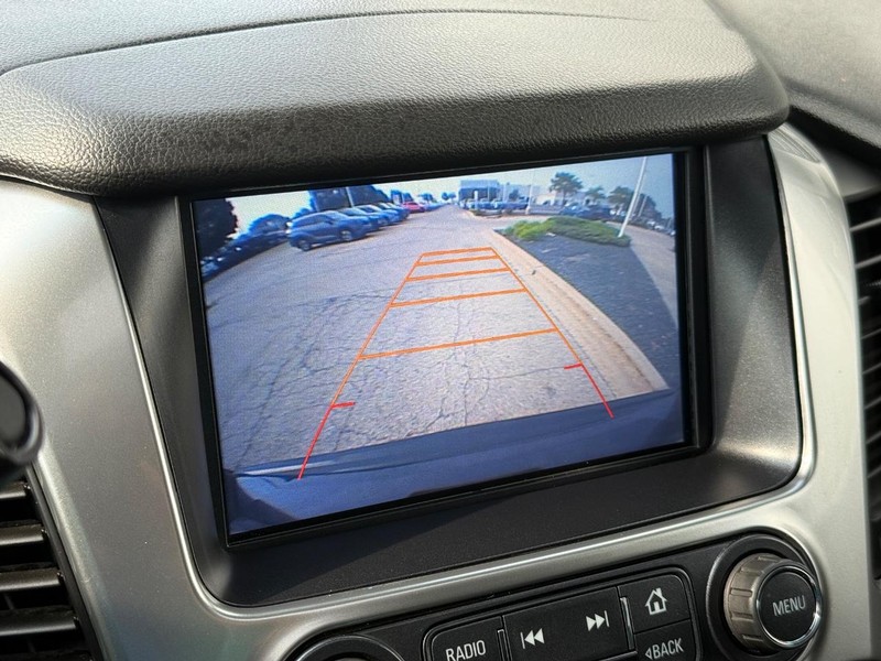 Chevrolet Suburban Vehicle Full-screen Gallery Image 26