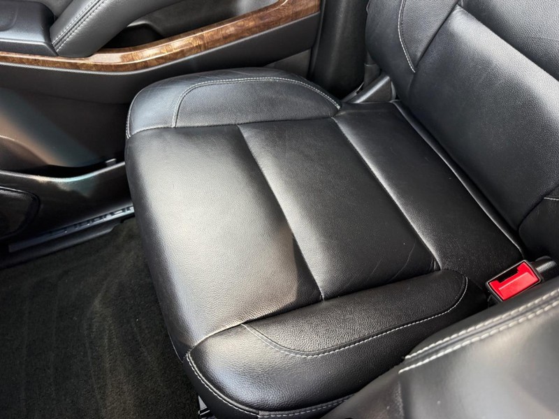 Chevrolet Suburban Vehicle Full-screen Gallery Image 28