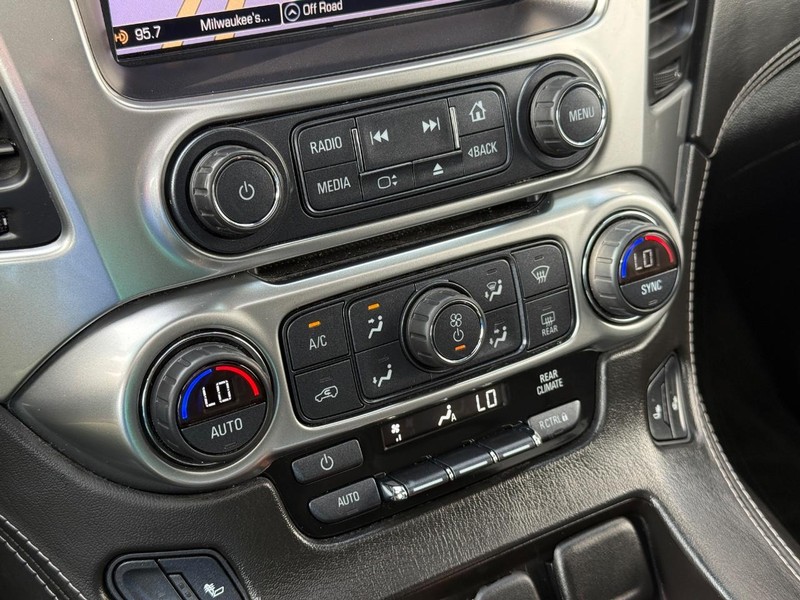 Chevrolet Suburban Vehicle Full-screen Gallery Image 29