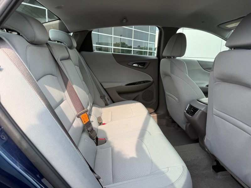 Chevrolet Malibu Vehicle Full-screen Gallery Image 12