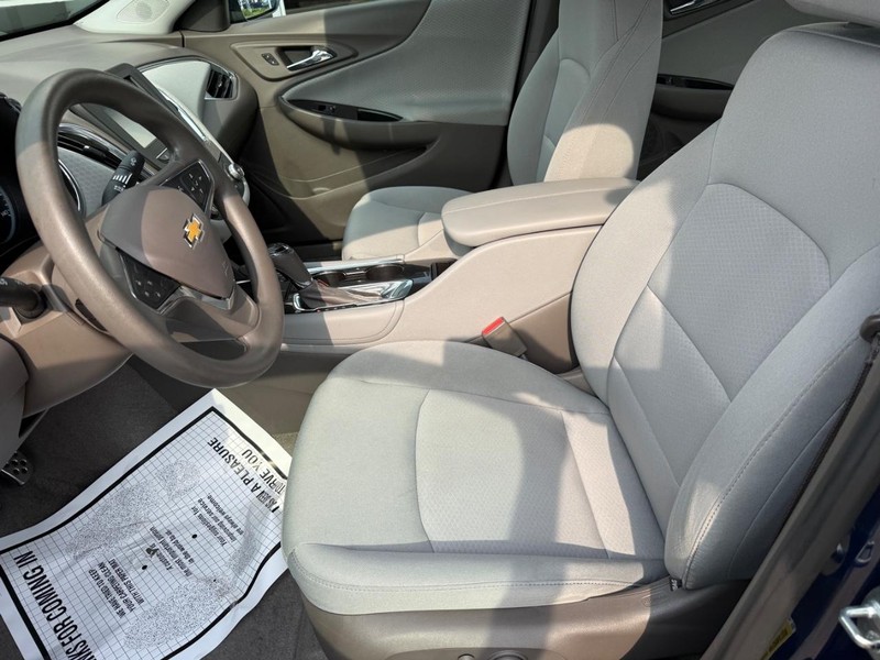 Chevrolet Malibu Vehicle Full-screen Gallery Image 16