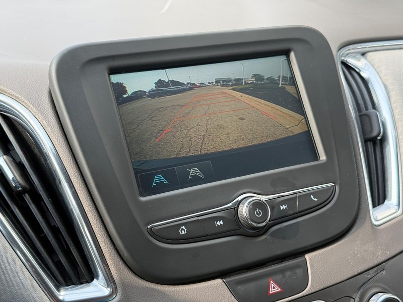 Chevrolet Malibu Vehicle Full-screen Gallery Image 24