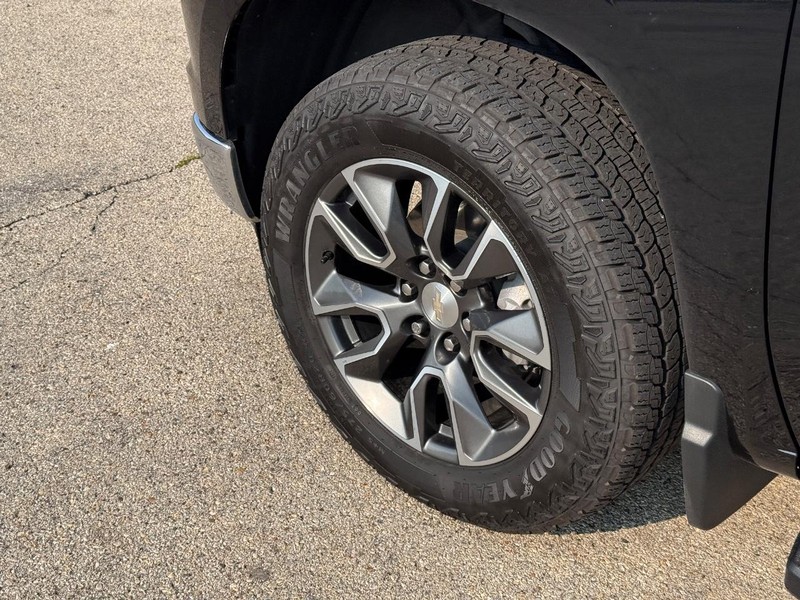 Chevrolet Silverado 1500 Vehicle Full-screen Gallery Image 10
