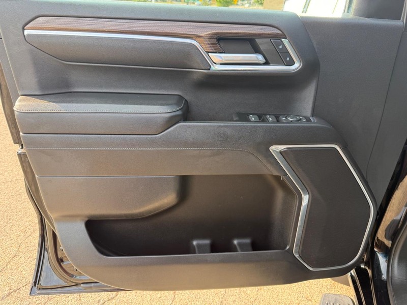 Chevrolet Silverado 1500 Vehicle Full-screen Gallery Image 19