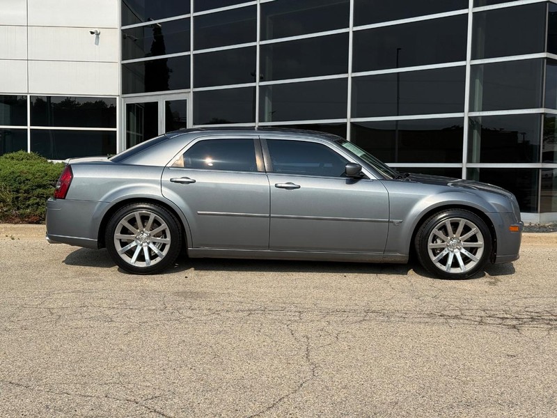 Chrysler 300 Vehicle Full-screen Gallery Image 02